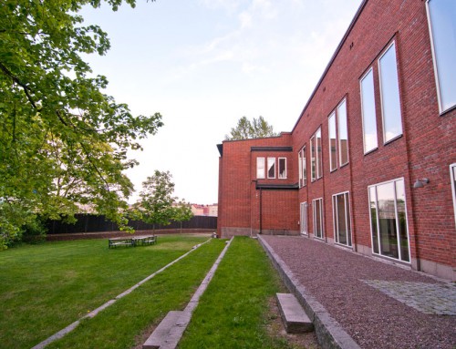 Terrace and lawn left of the Nobel Forum